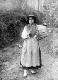 Joven campesina con la hoz y el cesto