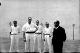 Atano VII.a (Jose Maria Juaristi), Mondragones, Artazo (Justo Juaristi) eta Iraetako Txikito (Frantzisko Larrañaga) pilotariak, Enrike Bidarterekin